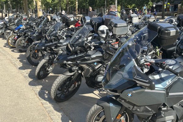 Empezaban a llegar las motos al hotel de Granada