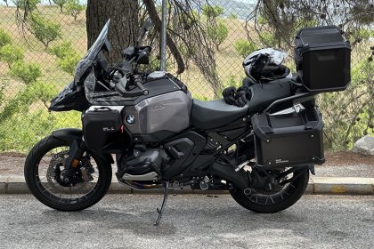 De viaje con las maletas, top case y las bolsas de depósito