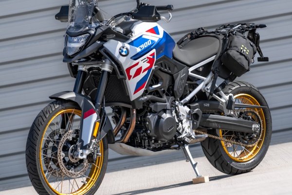 BMW F 900 GS con equipaje sin bastidor de Kriega