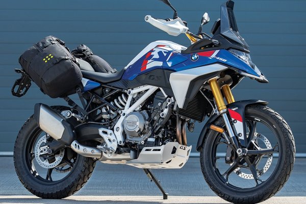 BMW F 450 GS con OS-Base y dos bolsas OS-18