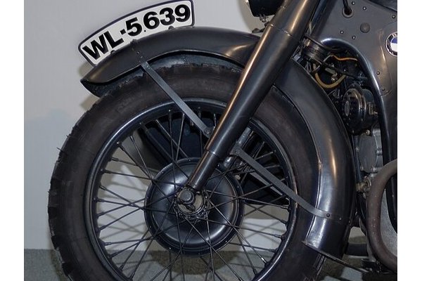 Detalle de la horquilla telescópica delantera de la BMW R12
