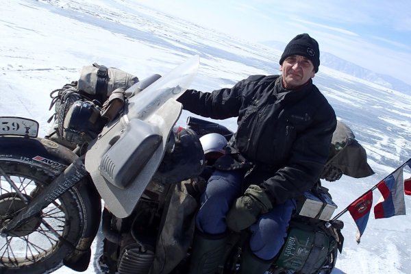 BMW R12 con sidecar en su viaje a Mongolia