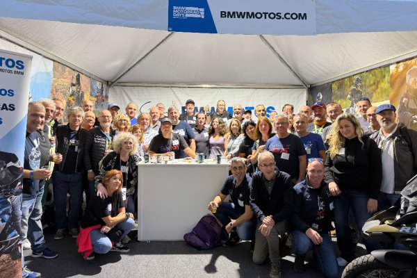 Carpa del foro BMWMOTOS.COM durante la edición de 2025 en Peñíscola