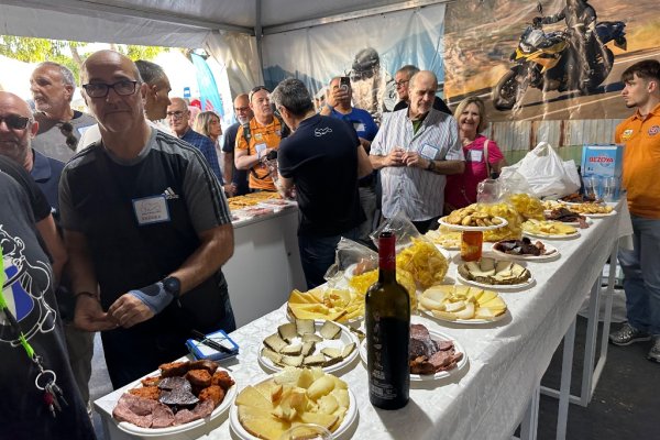 Merienda anual del foro frente al stand de BMWMOTOS.COM en 2025