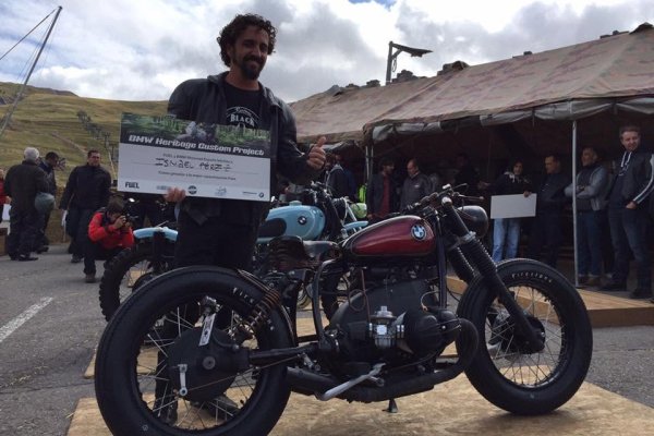 Ismael Pérez con el premio Pure del BMW Heritage Custom Project 2017