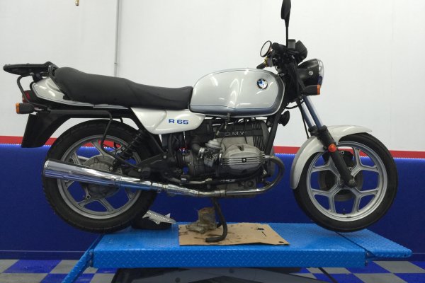BMW R65 de serie, punto de partida de la Maldita