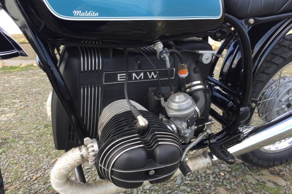 Motor bóxer de 860 cc con el colector de escape forrado