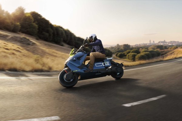 Scooter eléctrico CE 04 con llantas de 15 pulgadas