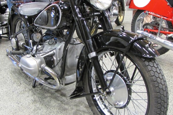 BMW R5 de 1936 expuesta en un salón de clásicas en Auckland