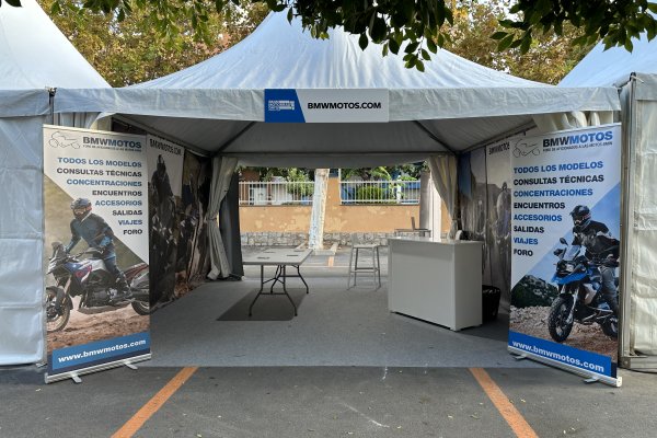 Carpa de BMWMOTOS.COM abierta por delante y por detrás en Peñíscola