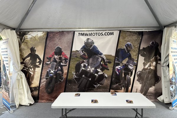 Nueva lona con motos BMW de turismo y deportiva de la carpa con la familia GS en el campo