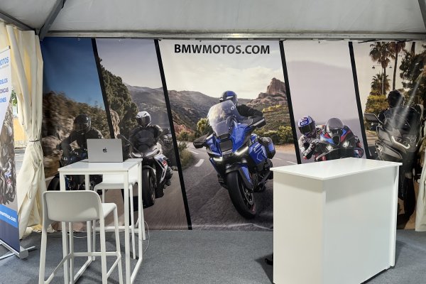 Segunda lona con motos BMW de turismo y deportivas en carretera