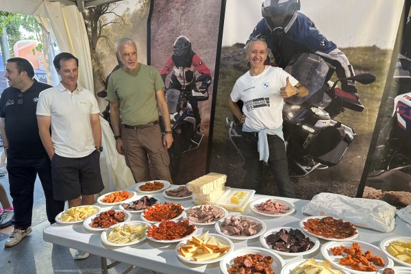 Mesa de embutidos y quesos de la merienda del foro BMWMOTOS.COM
