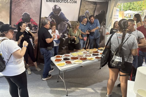 Los primeros foreros llegan a la carpa para la merienda del sábado
