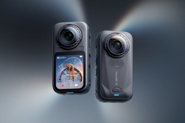 Cámara 360 Insta360 X6 con sus dos objetivos y pantalla OLED
