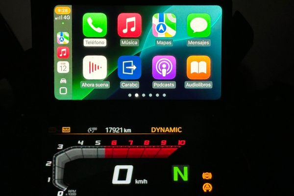 Tamaño del GPS comparado con el cuadro de la moto