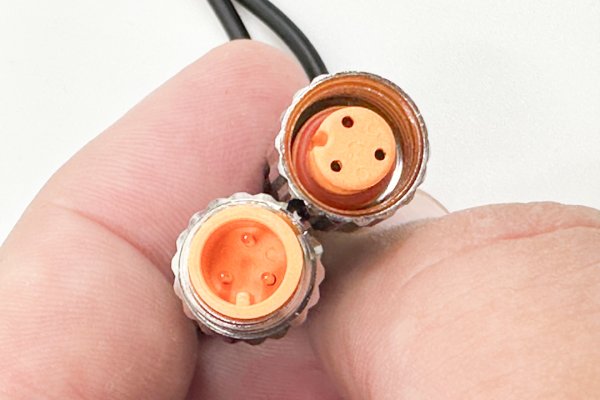 Podemos desenroscar el conector de los avisadores para instalarlos más cómodamente