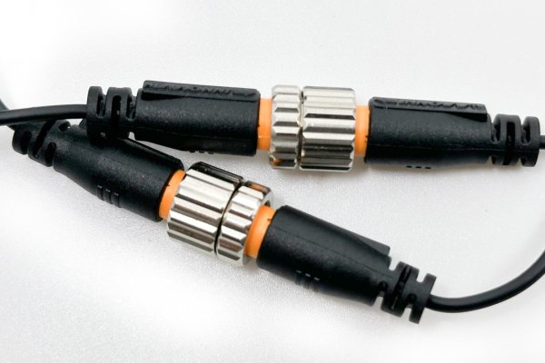 Detalle de los conectores de los cables de los avisadores